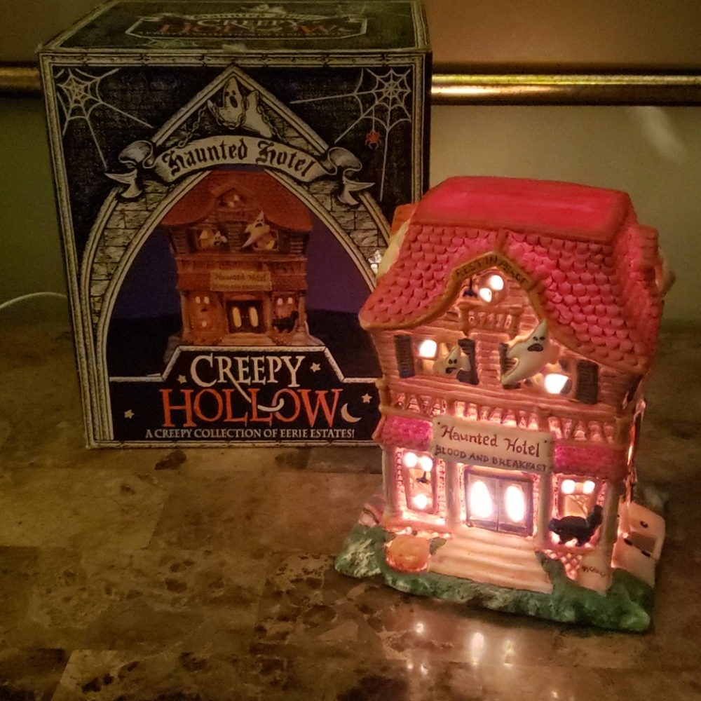 Creepy Hollow by Eerie Estates Haunted Hotel